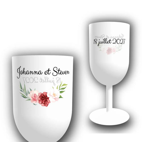 Verre à vin personnalisé pour mariage, face avant et arrière, avec bouquet de roses rouge et rose, prénoms des mariés en écriture manuscrite et date du mariage, en version translucide