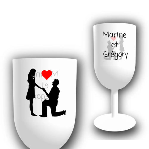Verre à vin personnalisé pour une demande en mariage : silhouette genou à terre, cœur rouge, et prénoms du couple inscrits au dos, gobelet translucide réutilisable