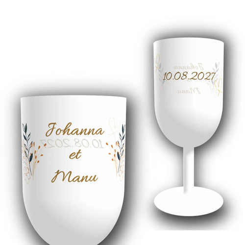 Verre à vin personnalisé translucide pour mariage, duo botanique ocre et bleu encadrant les prénoms des mariés et leur date