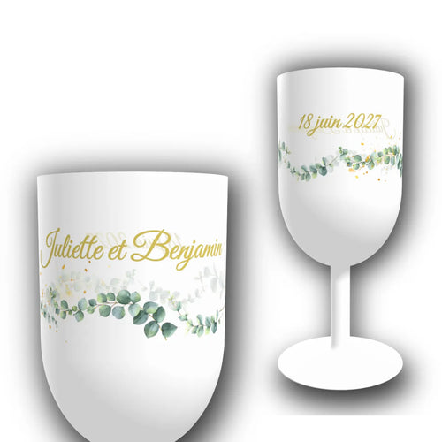 Verre à vin personnalisé pour mariage avec branche d'eucalyptus dorée, prénoms des mariés et date écrits en or sur gobelet translucide