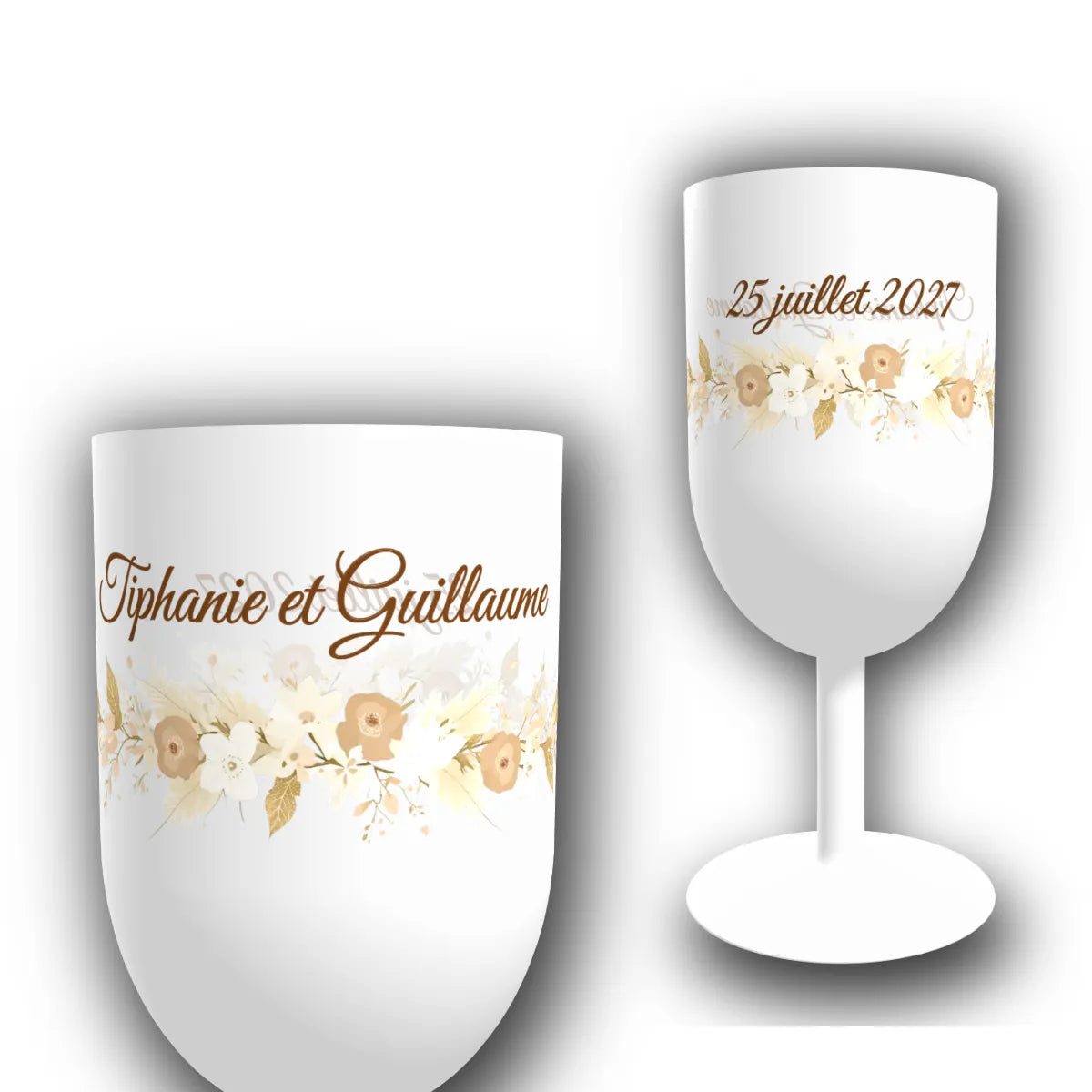 Verre à vin personnalisé avec guirlande ivoire et dorée, prénoms des mariés en anglaise cuivrée et date du mariage gravée sur la coupe