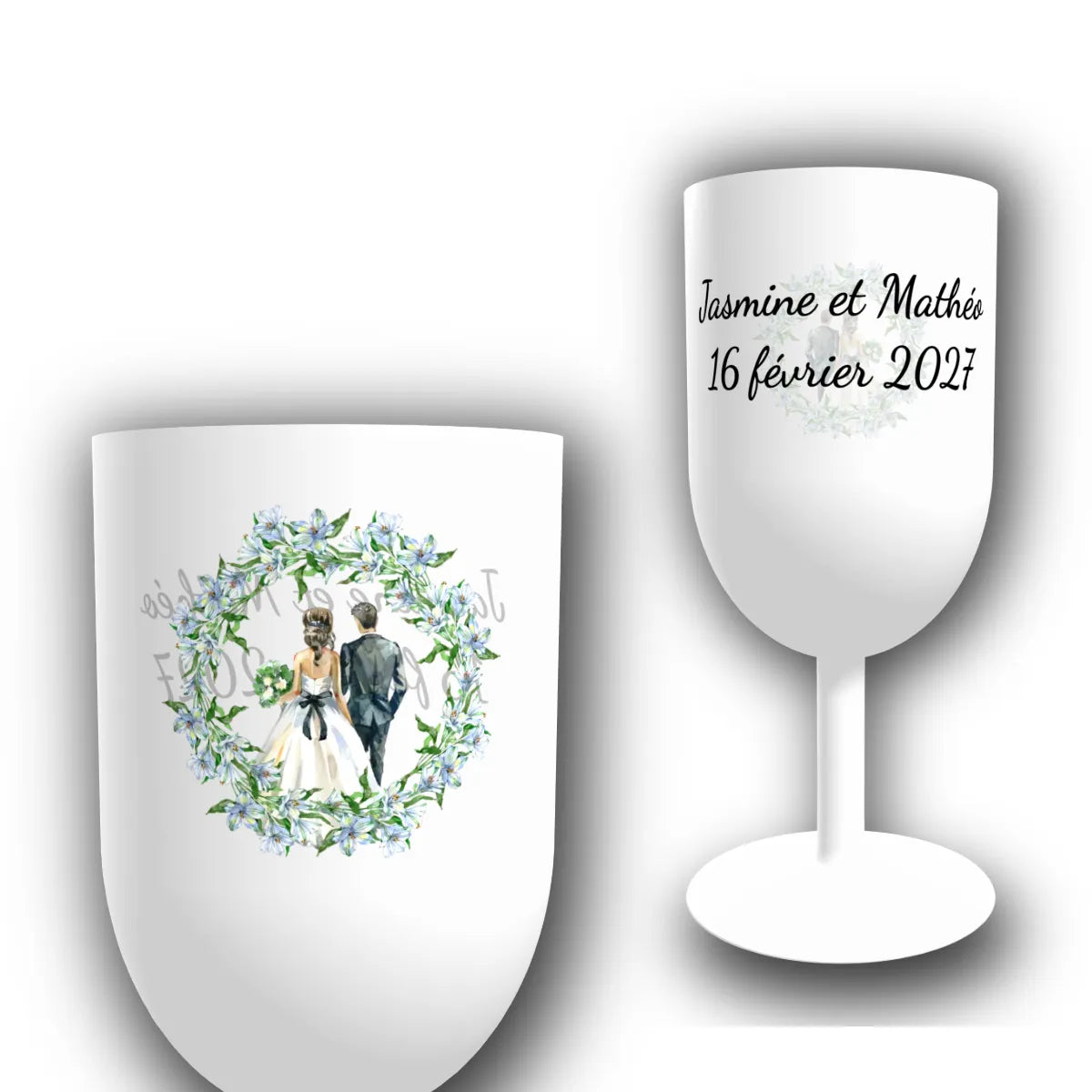 Verre à vin personnalisé translucide pour mariage, avec couronne de fleurs bleues, mariés de dos, prénoms et date à personnaliser