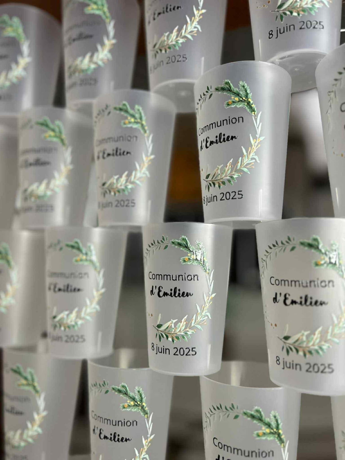 Gobelets de communion personnalisés empilés en atelier, série imprimée pour une communion en juin 2025