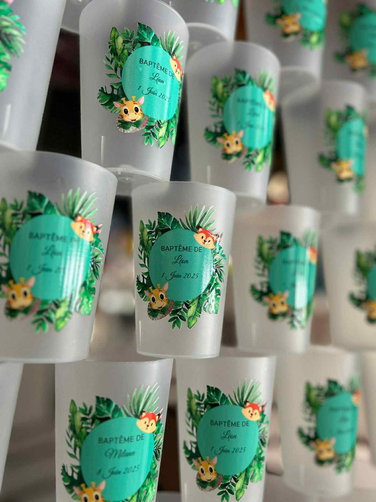 Gobelets personnalisés thème jungle empilés en atelier, série imprimée en juin 2025