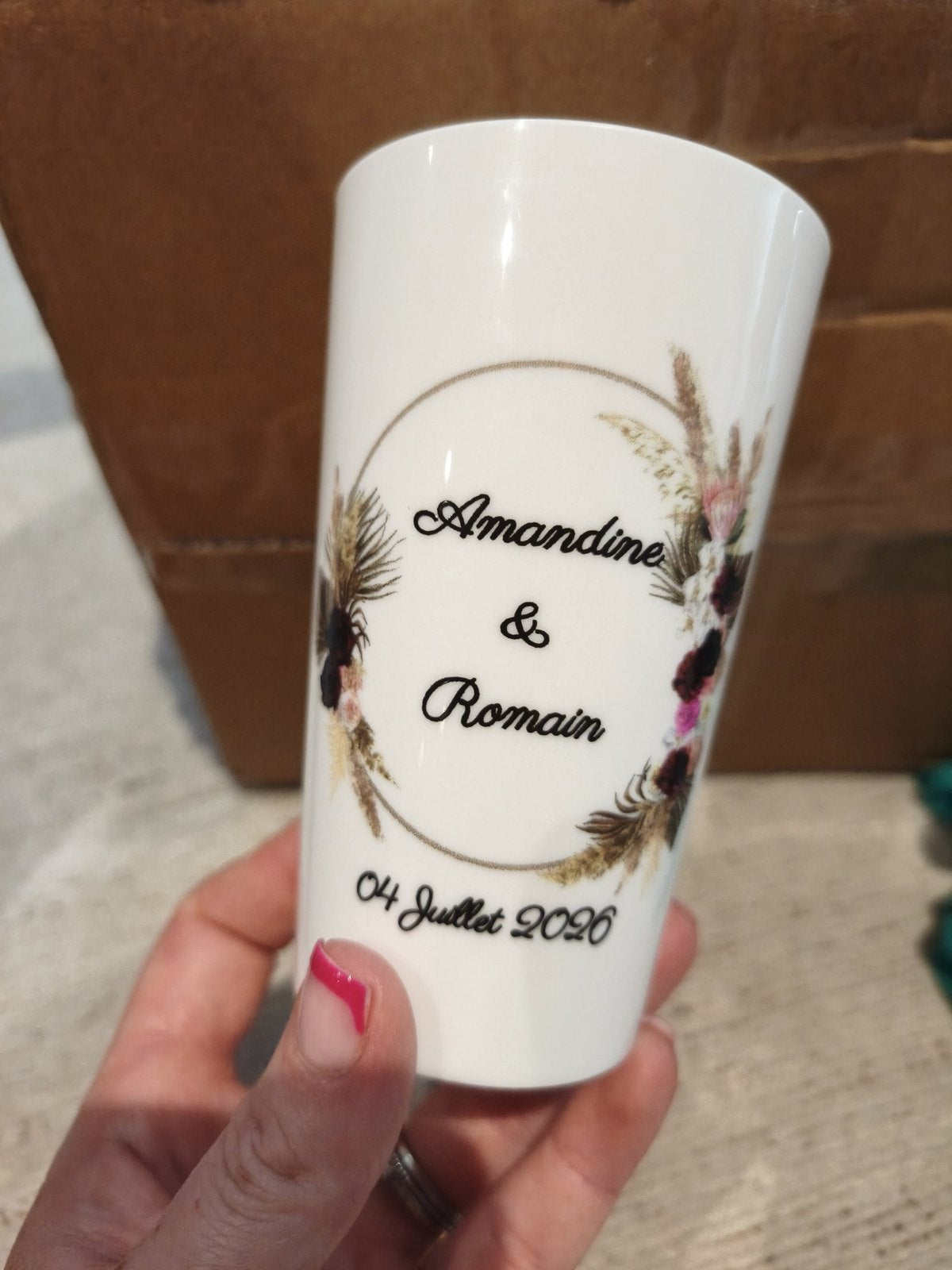 Gobelet réutilisable personnalisé pour le mariage d'Amandine et Romain, couronne de fleurs bohème