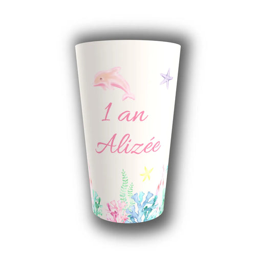 Gobelet anniversaire enfant personnalisé dauphin rose et océan pastel aquarelle – coraux et étoiles de mer – 1 an Alizée