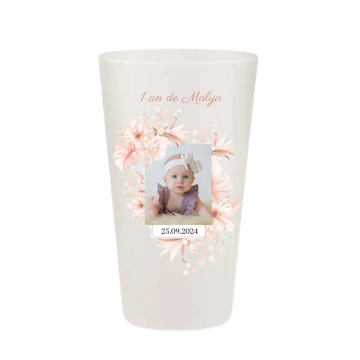 Gobelet d'anniversaire personnalisé avec la photo d'un enfant entourée d'un cadre de fleurs roses.