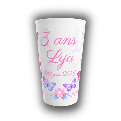 Gobelet réutilisable translucide orné de papillons roses et violets et de fleurs pastel, personnalisé avec âge, prénom et date pour un anniversaire enfant