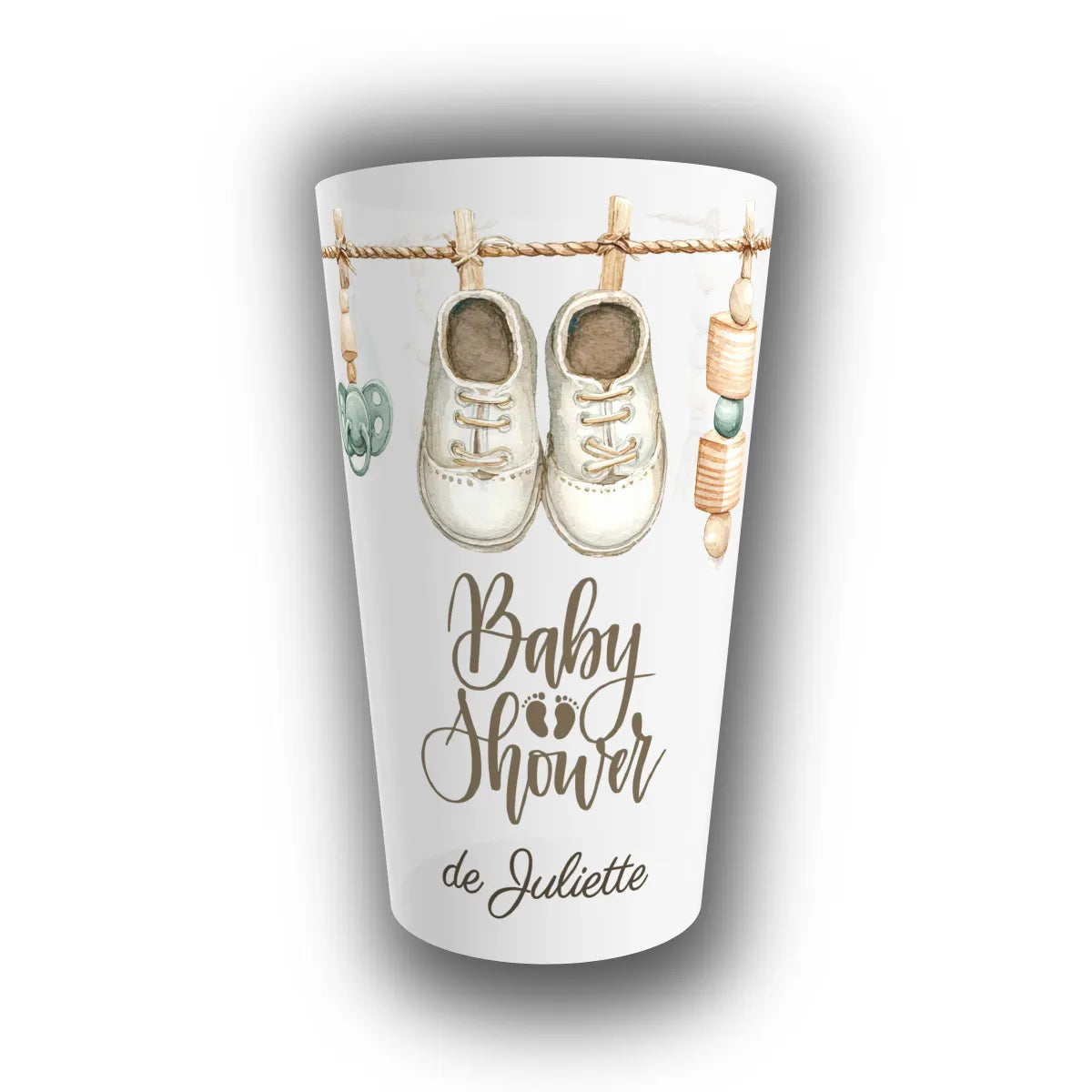Gobelet réutilisable translucide personnalisé Baby Shower, motif aquarelle chaussons, tétine et perles de bois suspendus par des pinces à linge, avec prénom