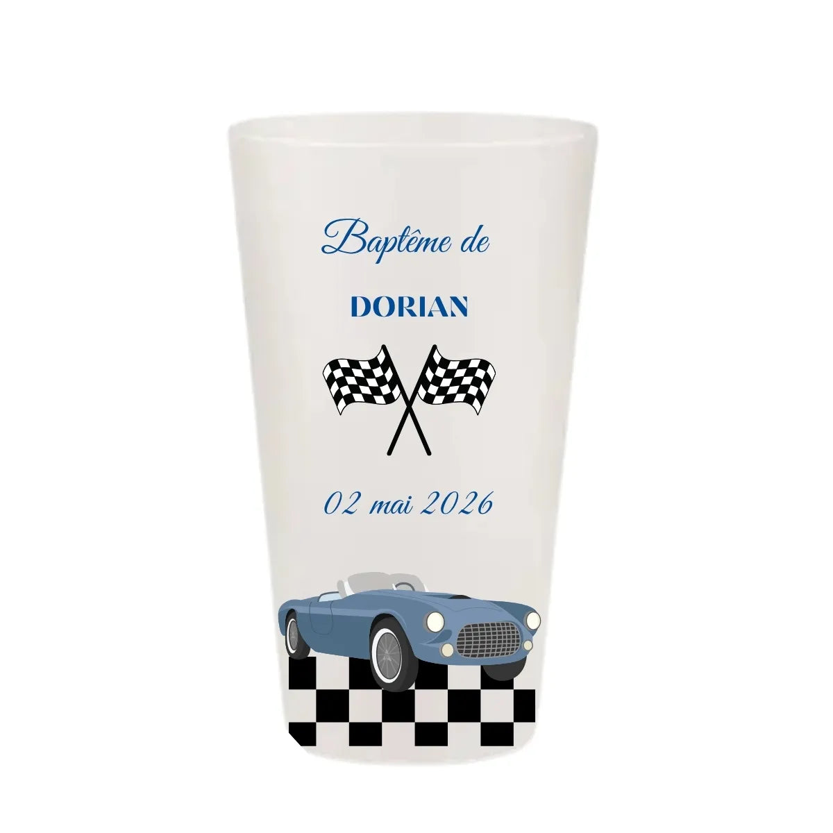 Gobelet de baptême personnalisé avec une illustration de voiture de sport vintage bleue sur un damier de course et des drapeaux à damier croisés.