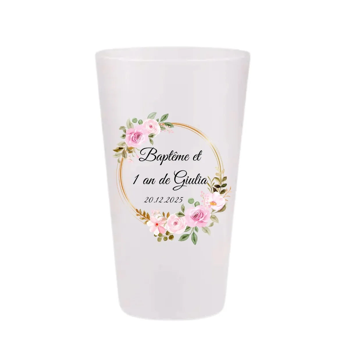 Gobelet personnalisé pour baptême et anniversaire avec un double cercle doré orné de roses roses et de feuilles vertes.