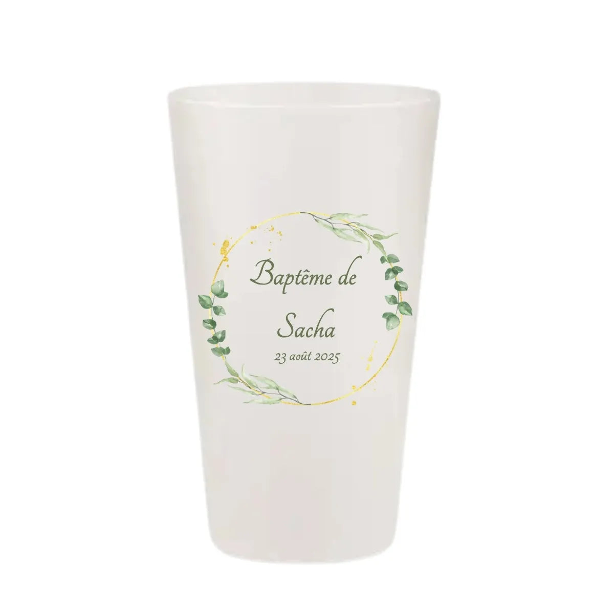Gobelet de baptême personnalisé avec une fine couronne dorée et des feuilles d'eucalyptus vertes.