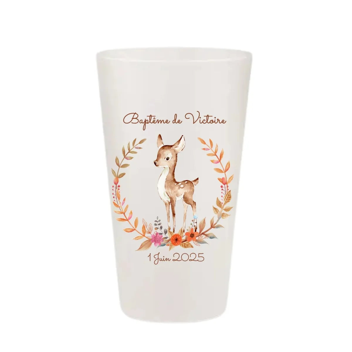 Gobelet de baptême personnalisé avec un petit faon et une couronne de fleurs dans les tons orangés.