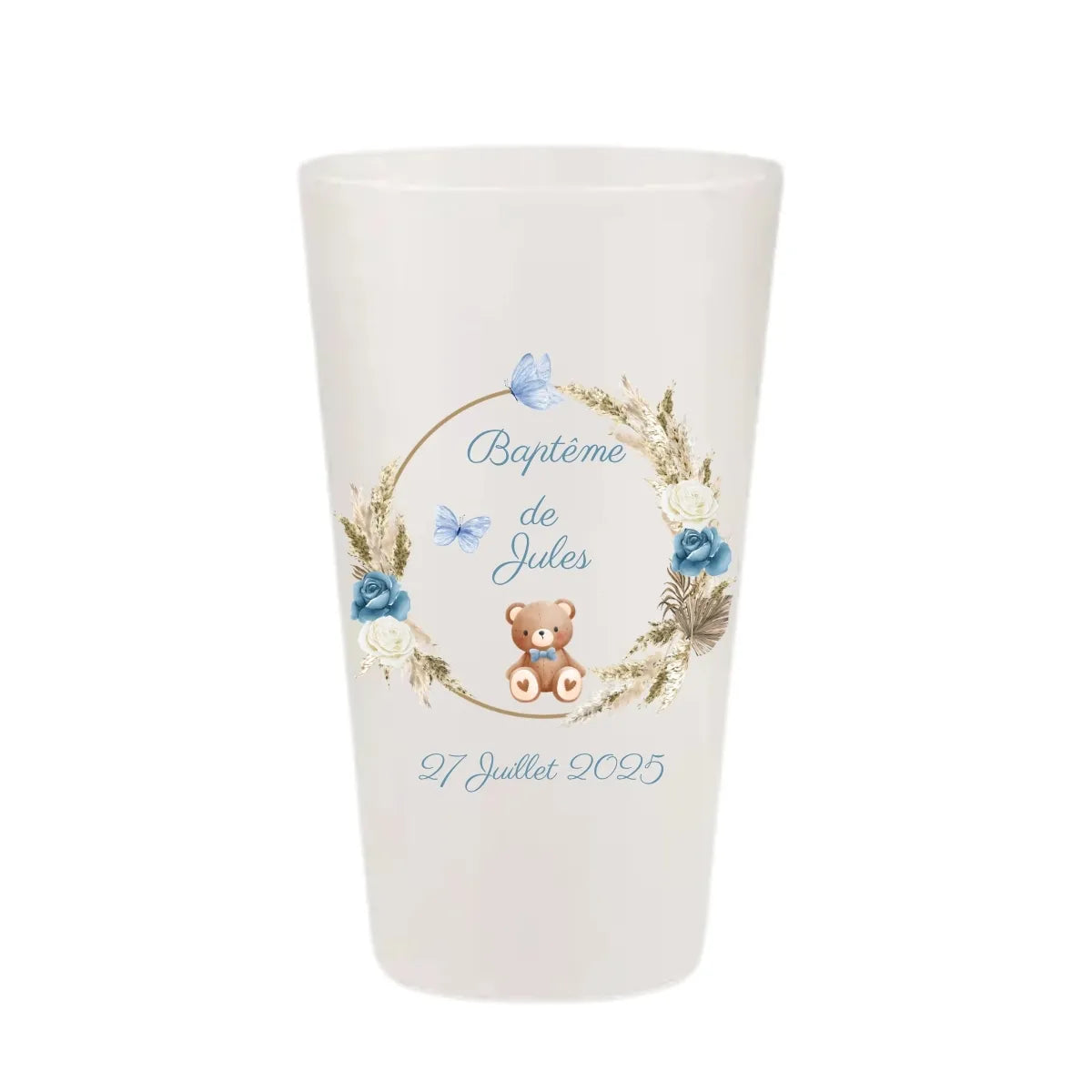 Gobelet de baptême personnalisé avec un petit ours, une couronne de fleurs bleues et d'herbes de pampa
