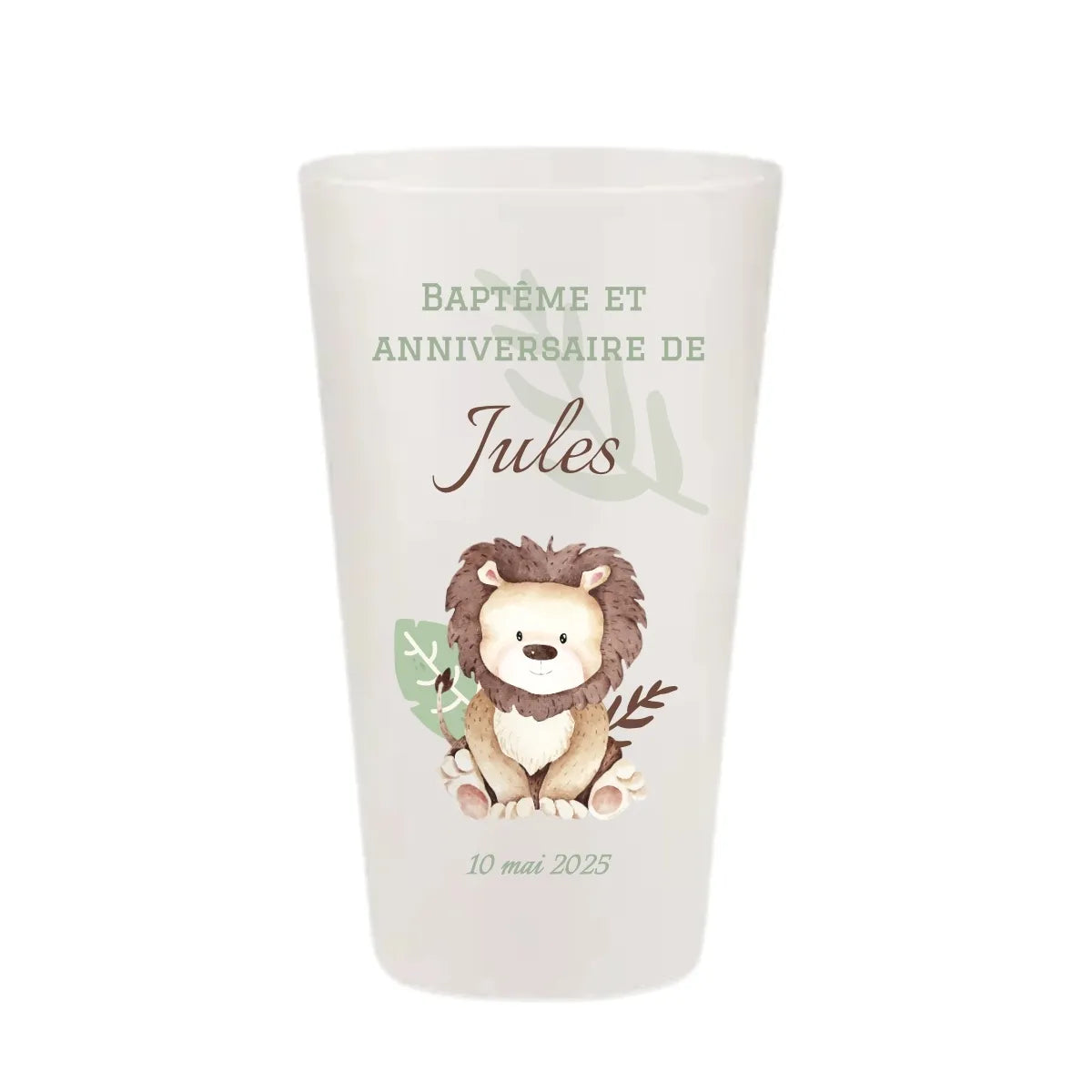 Illustration aquarelle d'un lionceau assis entouré de feuilles de palmier et de monstera dans des tons vert sauge et marron sur un gobelet blanc.