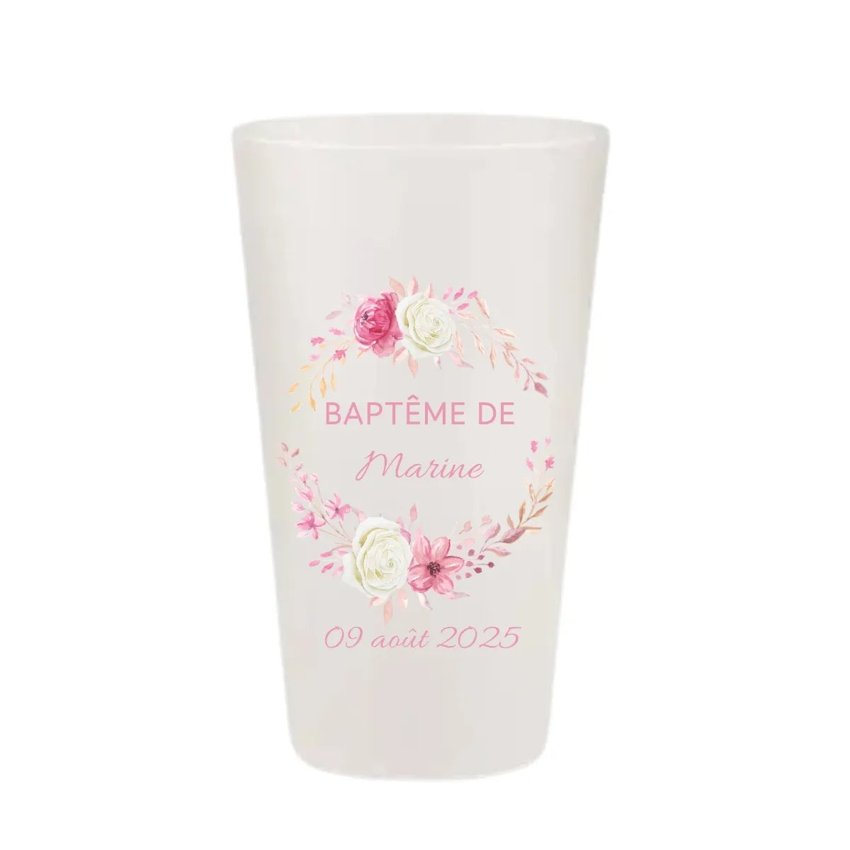 Gobelet de baptême avec une couronne de fleurs roses et blanches en aquarelle.