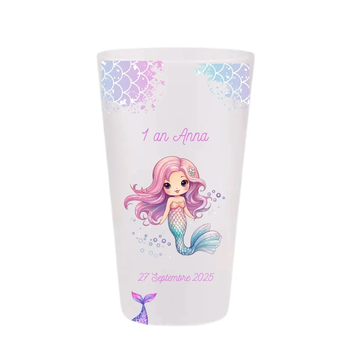Gobelet d'anniversaire personnalisé avec une petite sirène aux cheveux roses, des bulles et des motifs d'écailles violettes et bleues.