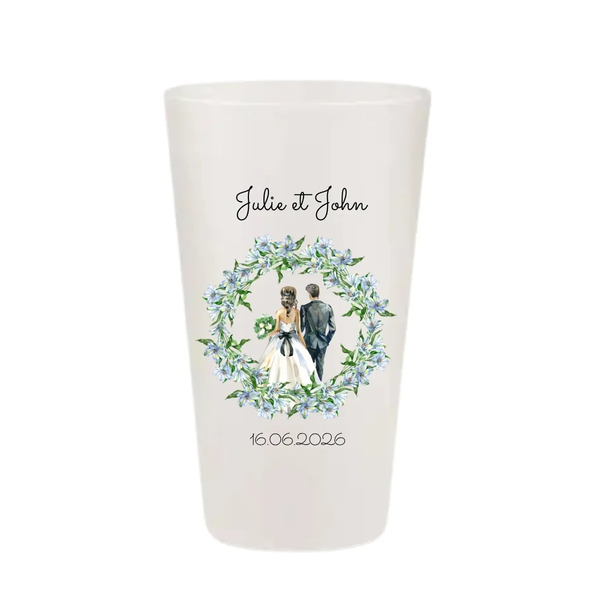 Gobelet de mariage personnalisé KUZTOM avec illustration de mariés dans une couronne de fleurs bleues.