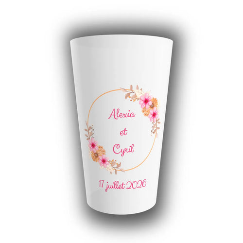 Gobelet réutilisable personnalisé pour mariage, orné d'une guirlande florale rose et orangée avec prénoms des mariés et date au centre, en version translucide