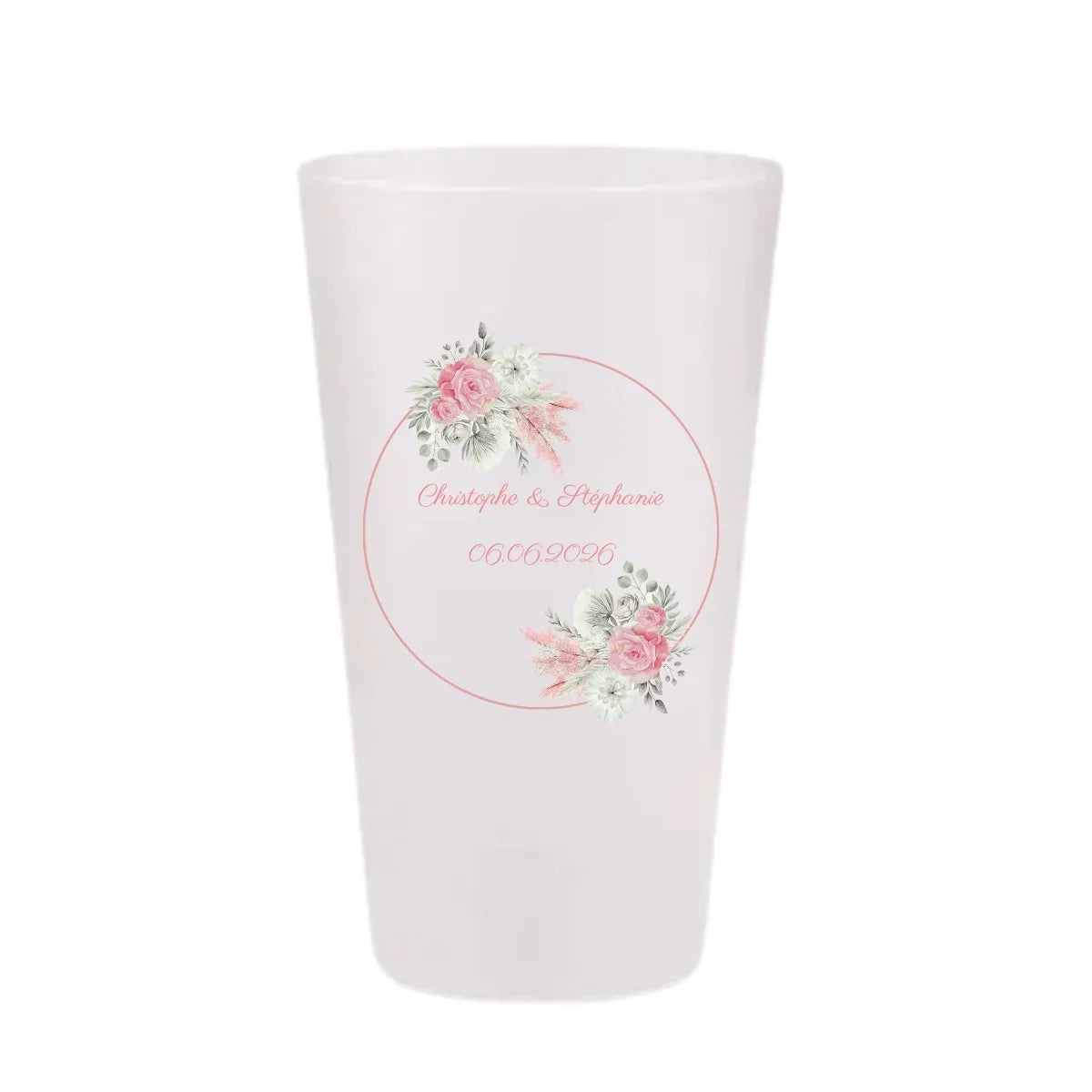 Gobelet de mariage personnalisé avec un cercle rose et des compositions de roses roses et fleurs de coton en aquarelle.