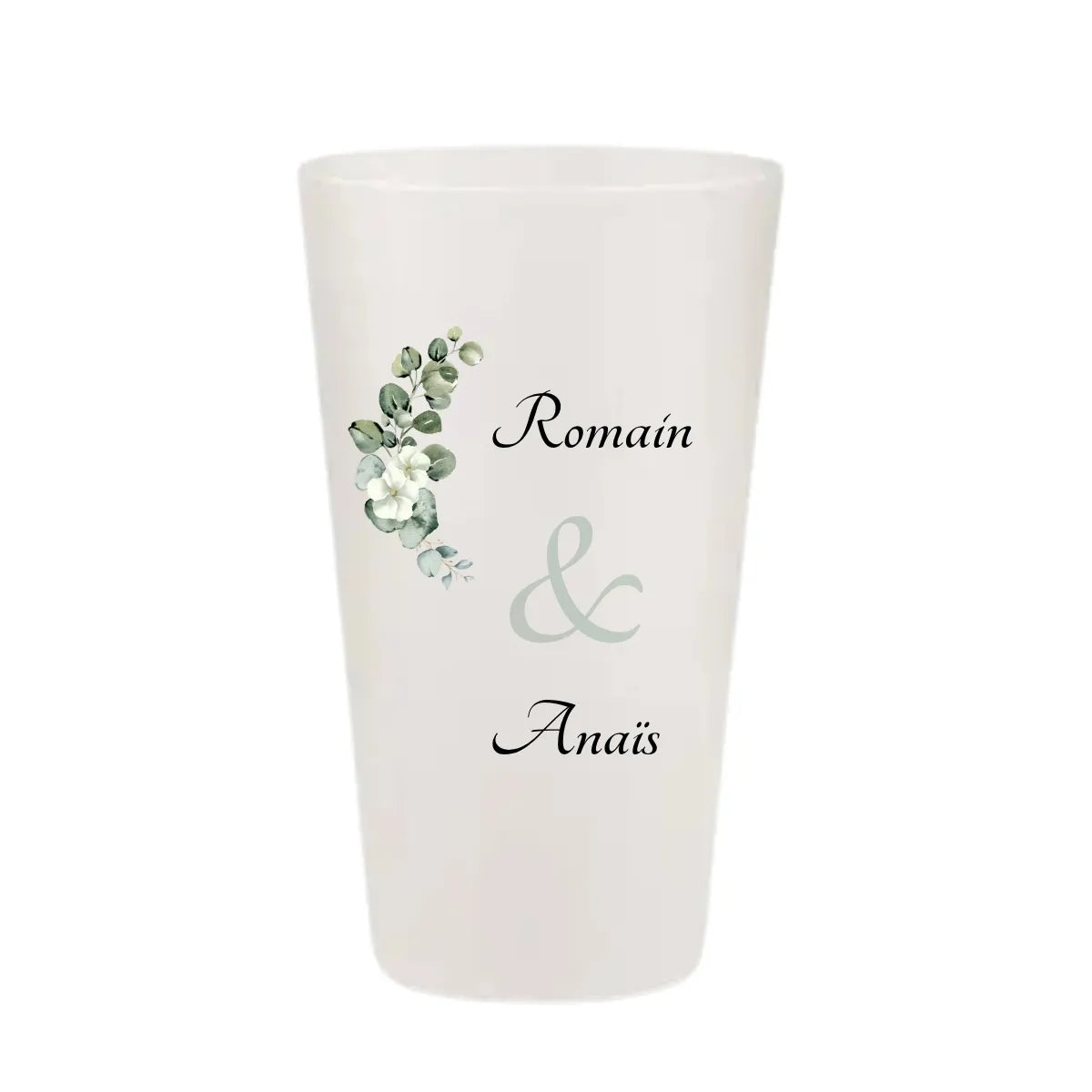 Gobelet mariage personnalisé avec une branche d'eucalyptus et des petites roses blanches sur le côté.