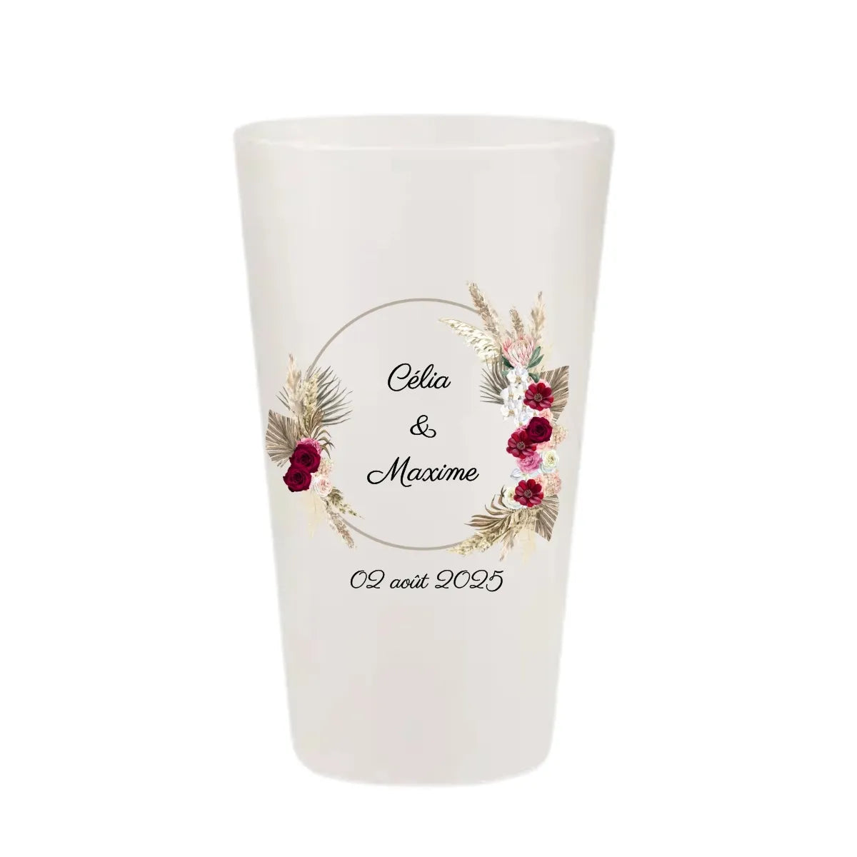 Gobelet de mariage personnalisé avec un cercle décoré de roses bordeaux, de fleurs séchées et d'herbes de pampa.