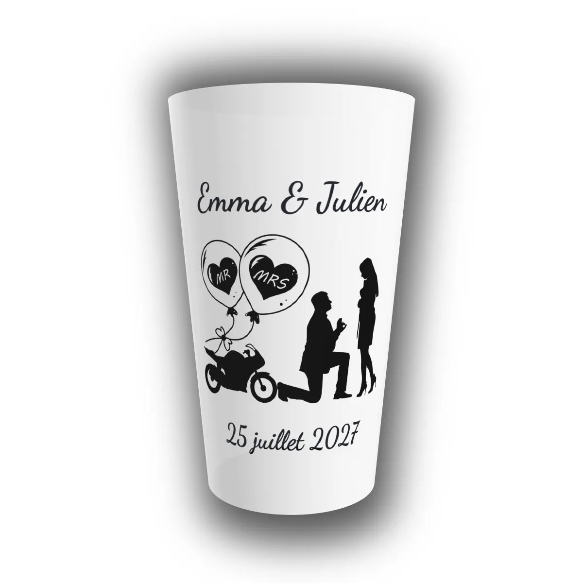 Gobelet mariage personnalisé translucide, silhouette d'une demande en mariage devant une moto ornée de ballons MR et MRS, prénoms des mariés et date