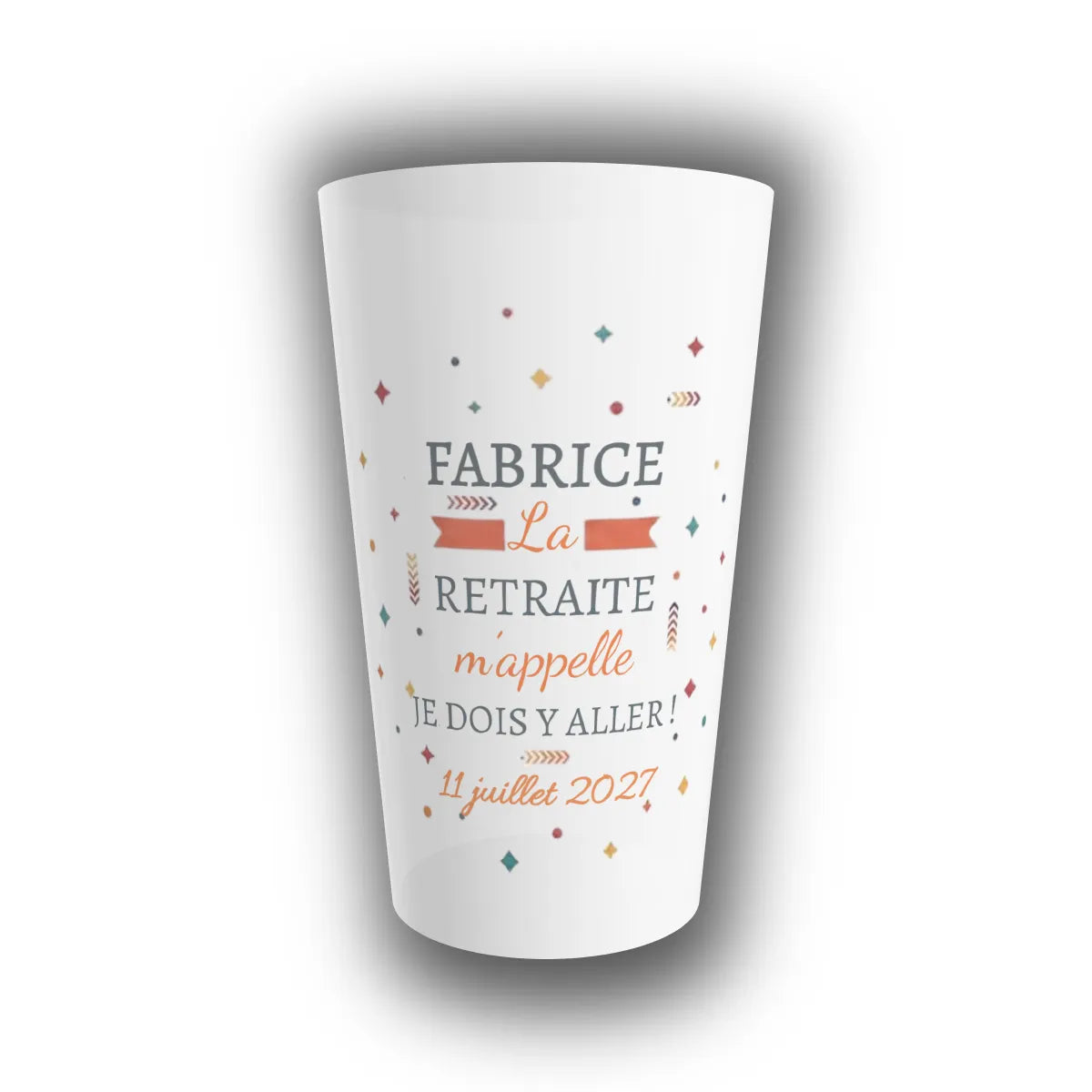Gobelet réutilisable translucide personnalisé pour un départ à la retraite, prénom et date entourés de confettis colorés et losanges