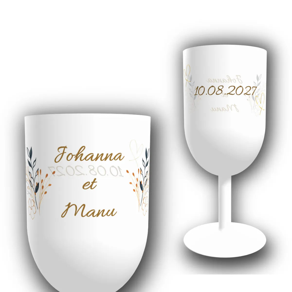 Verre à vin personnalisé translucide pour mariage, duo botanique ocre et bleu encadrant les prénoms des mariés et leur date