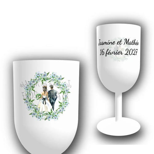 Verre à vin personnalisé translucide pour mariage, avec couronne de fleurs bleues, mariés de dos, prénoms et date à personnaliser