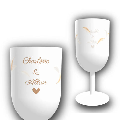 Verre à vin réutilisable personnalisé pour mariage, translucide, orné de plumes beige dorées, d'un cœur et des prénoms des mariés en écriture anglaise